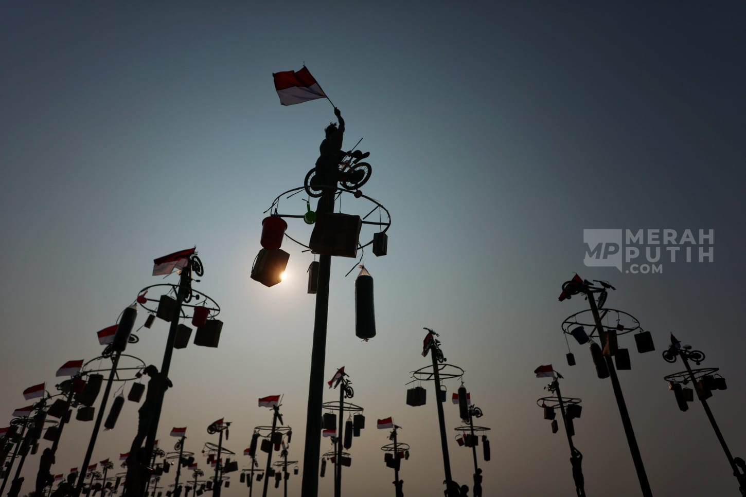 Keseruan Lomba Panjat Pinang Semarakkan Perayaan HUT Ke-81 RI di Pantai Ancol Jakarta