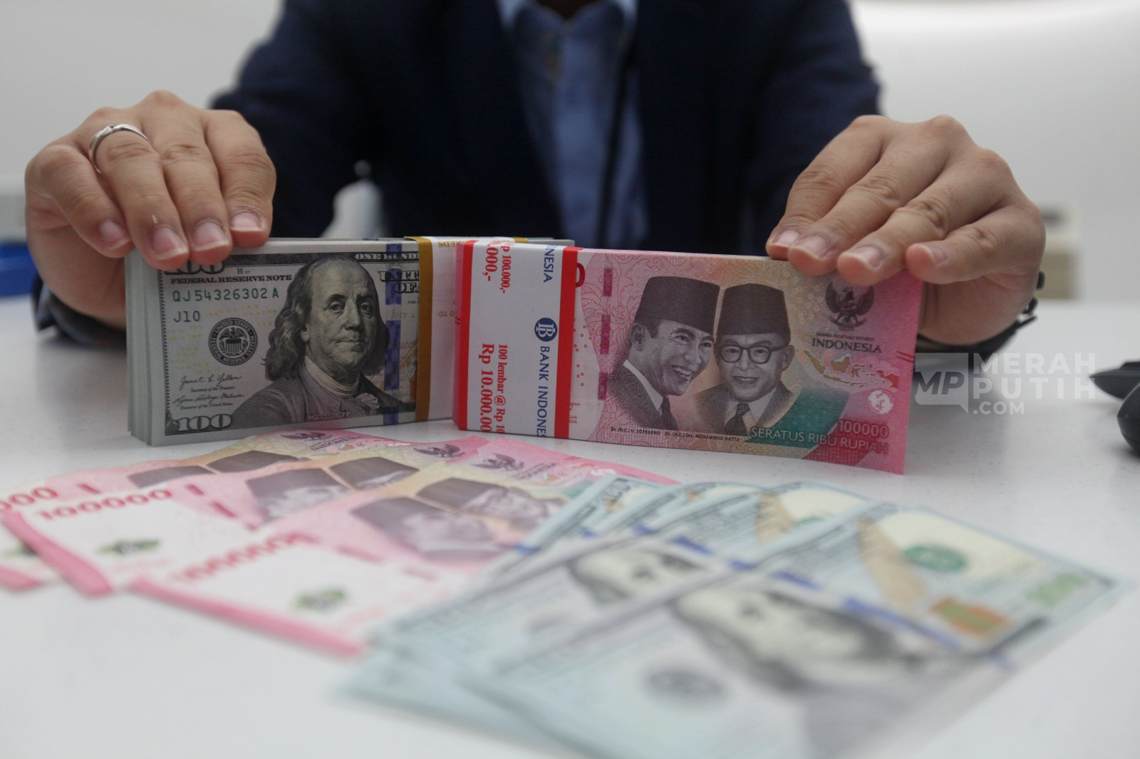 IHSG Jumat Pagi Dibuka Menguat Tipis, Nilai Tukar Rupiah Meringsek Lemah