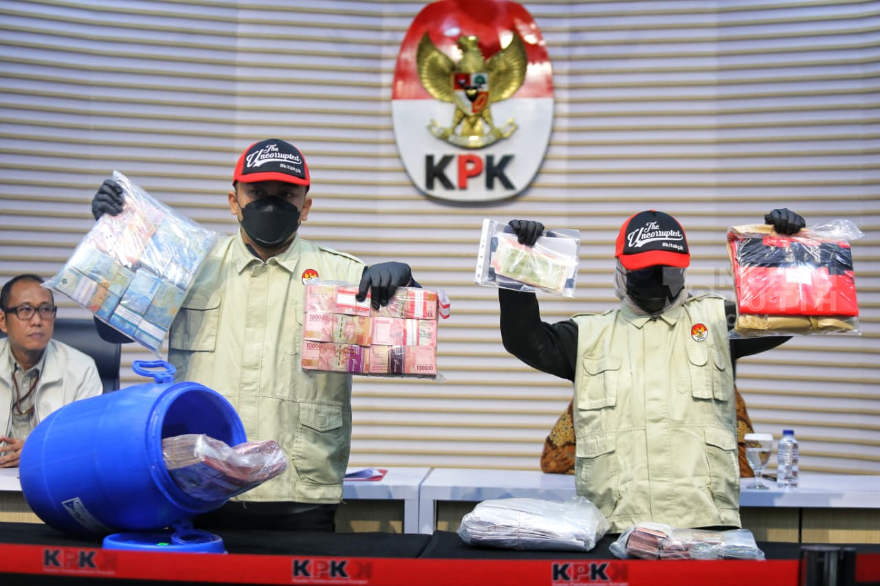 KPK Pamerkan Barang Bukti OTT Bupati Klaten, Gentong Biru Berisi Uang Rp1,2 Miliar