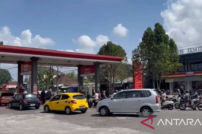 Warga Harus Antre Panjang Beli BBM, Pertamina Tambah Pasokan ke SPBU 
