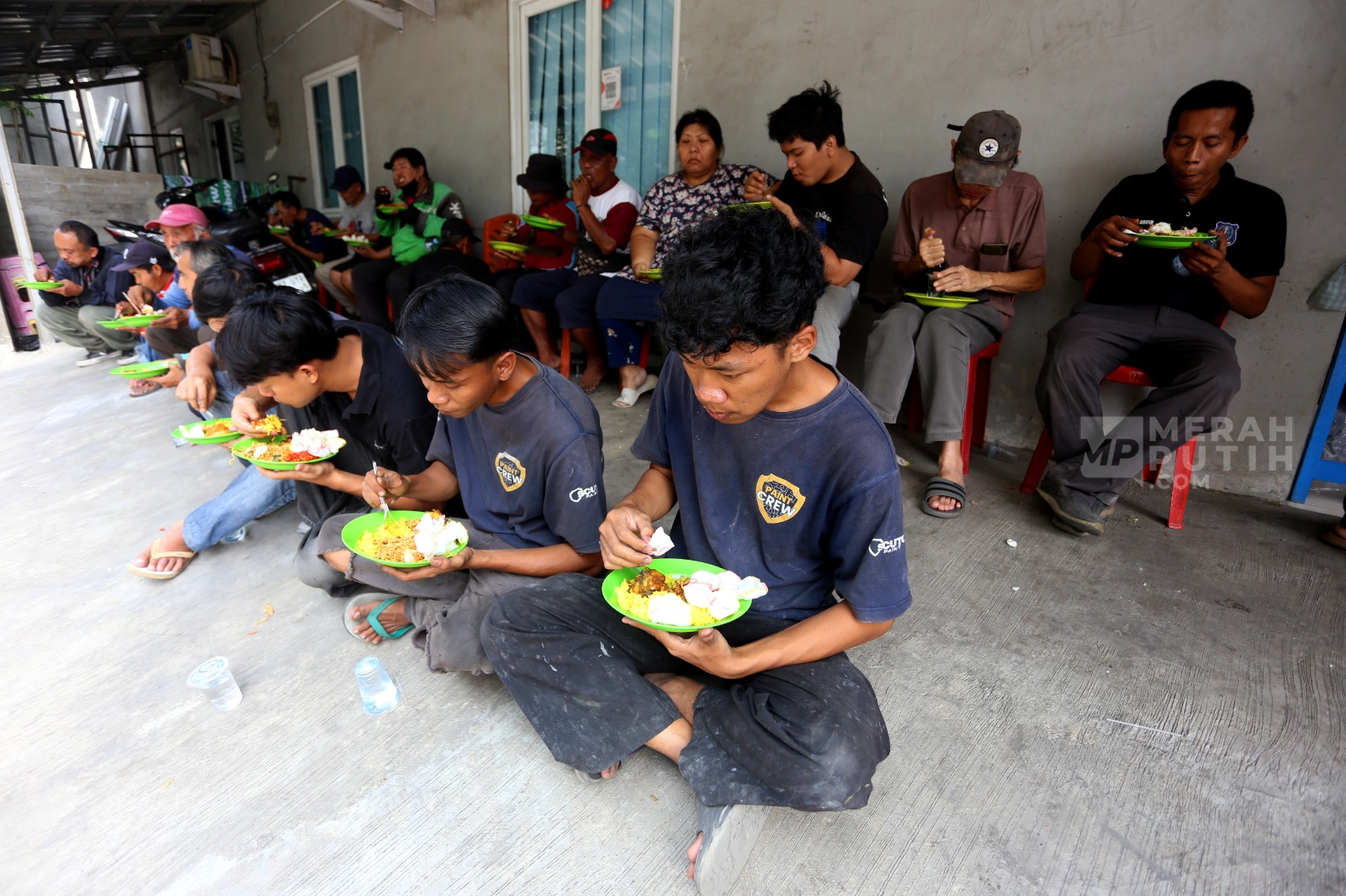 Ratusan Warga Antusias Ikuti Program Makan Gratis setiap Rabu di Kebayoran Lama Jakarta