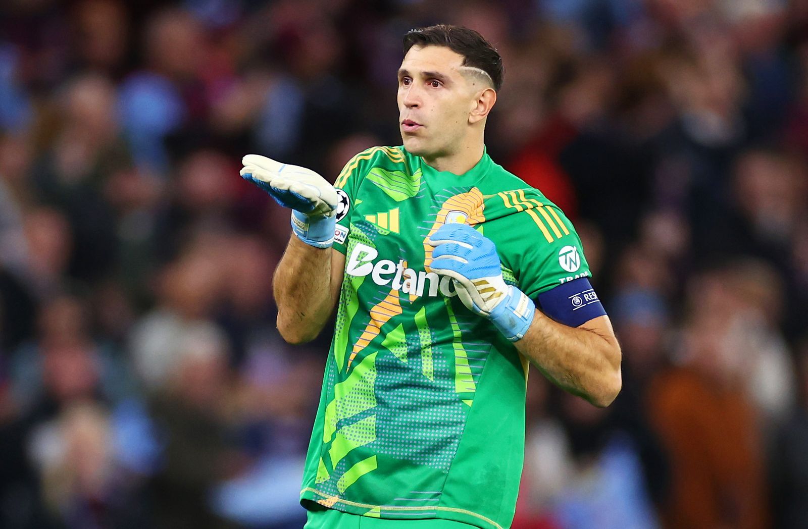 Hengkang dari Aston Villa, Emiliano Martinez Kini Diincar Barcelona