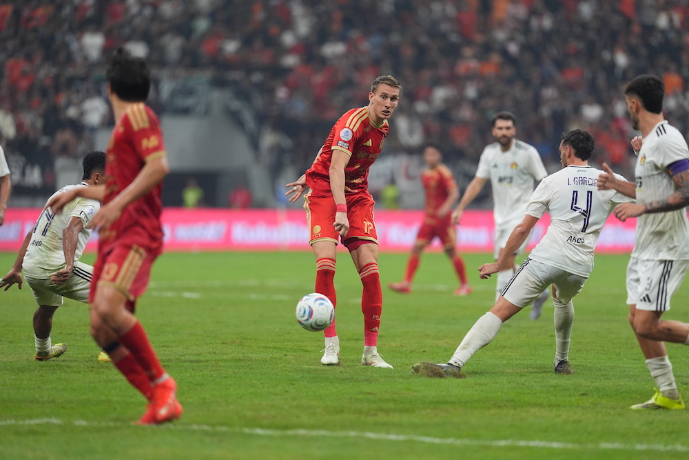 JIS Megah, Rumputnya Bencana! Pelatih Persik Kritik Lapangan Usai Dikalahkan Persija