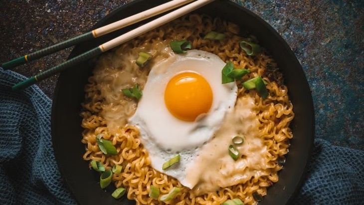 Belajar Trik Makan Mi Instan Sehat ala Gen Z Korea, Dobel Manfaat sebagai Pereda Pengar