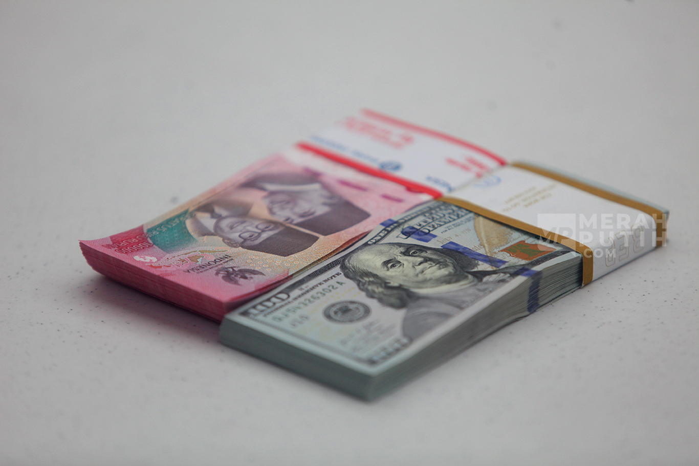 Rupiah Ngamuk Cuma Sehari, Selasa Ditutup Loyo Anjlok 106 Poin Tembus Rp 17.861 per Dolar AS