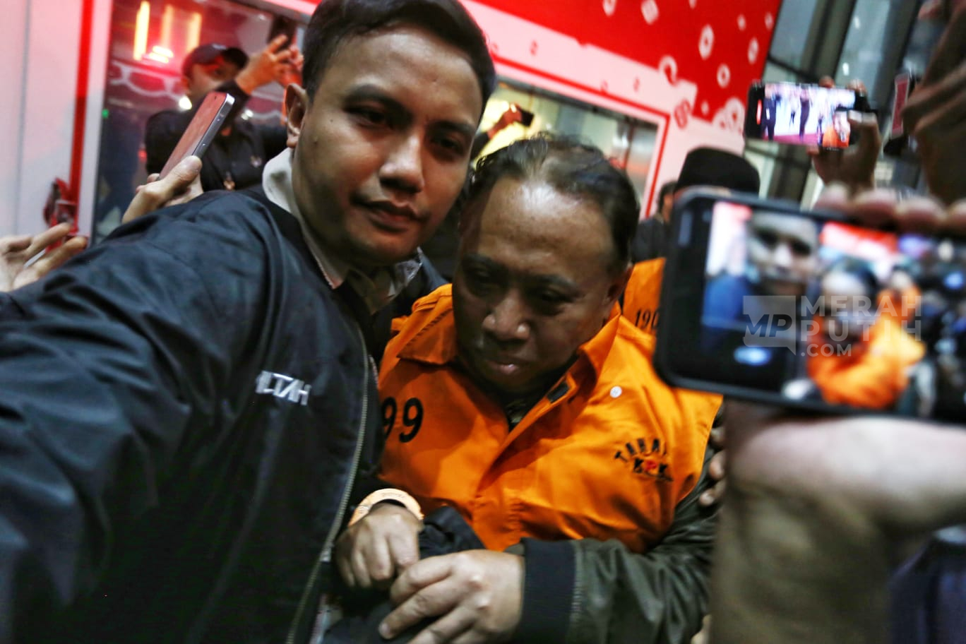 Pakai Rompi Oranye, Rektor Unsoed Akhmad Sodiq Jadi Tersangka Dugaan Suap Penerimaan Maba