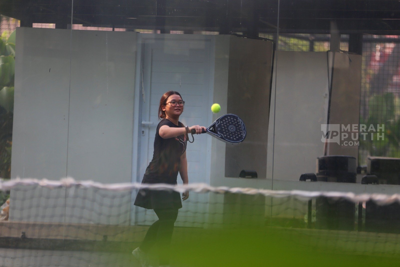 Warga Manfaatkan Lapangan Padel Gratis di Taman Bendera Pusaka