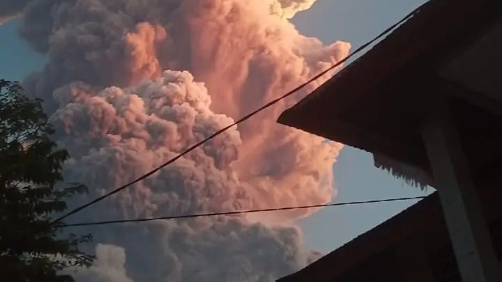 Suasana ‘Mencekam’ Erupsi Gunung Lewotobi Laki-Laki, Muntahan Awan Panas, Hujan Batu hingga Pandangan Gelap