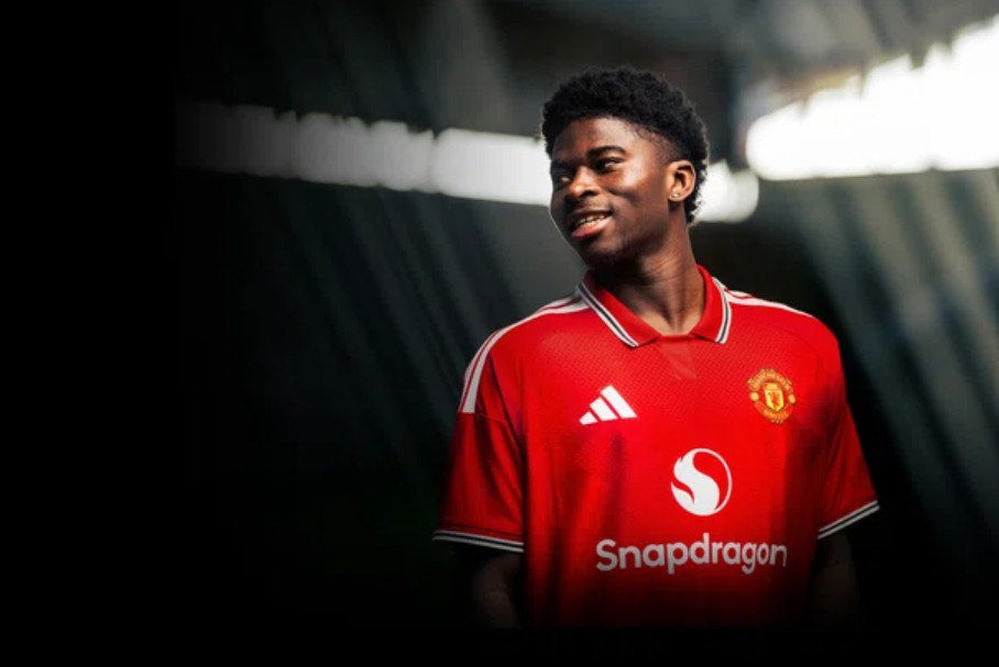 Kisah Inspiratif Carlos Baleba, Gelandang Baru Manchester United yang Wujudkan Janji untuk Ibunya