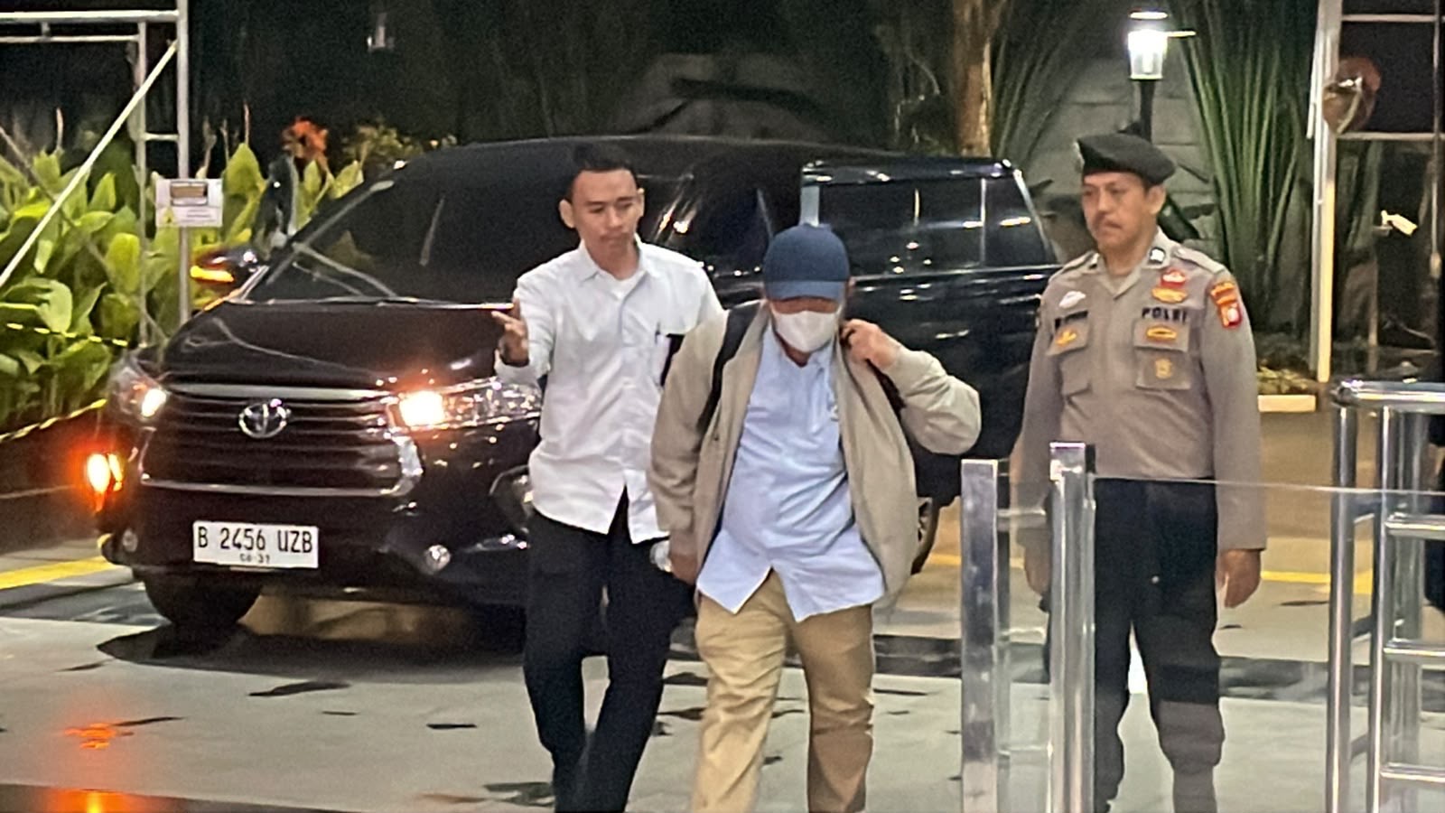 Terjaring OTT, Bupati Lombok Barat Bungkam Saat Tiba di Gedung KPK