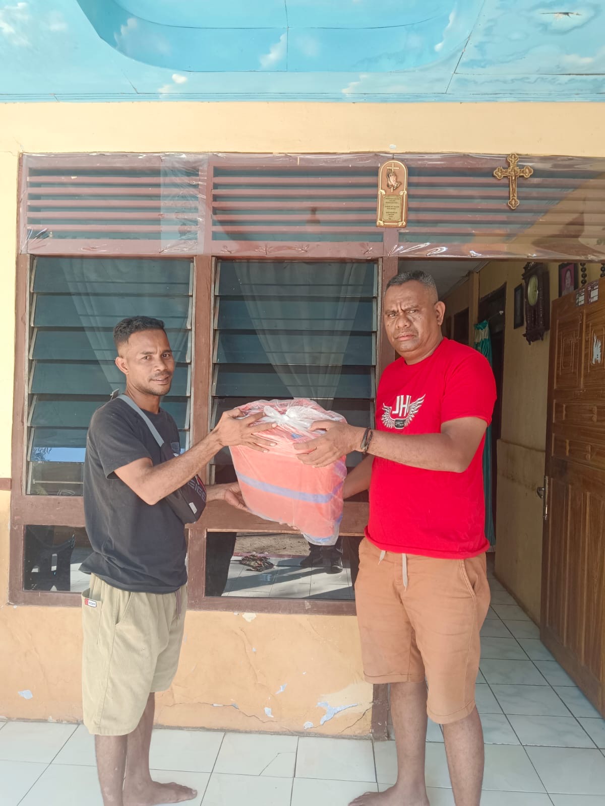 JHL Foundation Turun Langsung ke Kotabaru Ende, Korban Gempa Flores Terima Bantuan Terpal