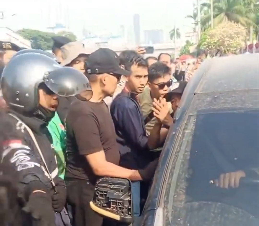 Massa Sempat Ricuh Mas Botok Pati Masuk Mobil Polisi di DPR, Polda Tepis Isu Penangkapan