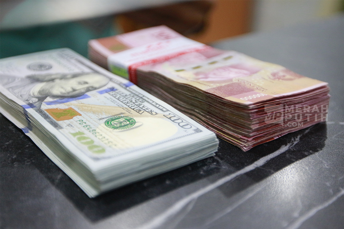 Rupiah Melemah ke Rp17.670, Pergerakan IHSG Hari Ini Sukses Beri Kejutan Positif