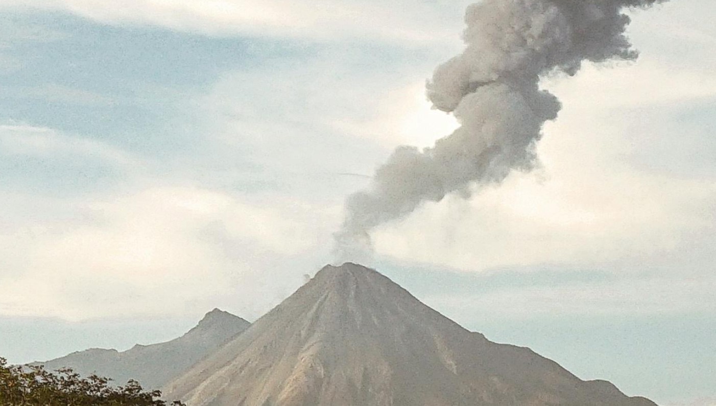 Gunung Ili Lewotolok Kembali Erupsi, Status Waspada, Warga Diminta Menjauh