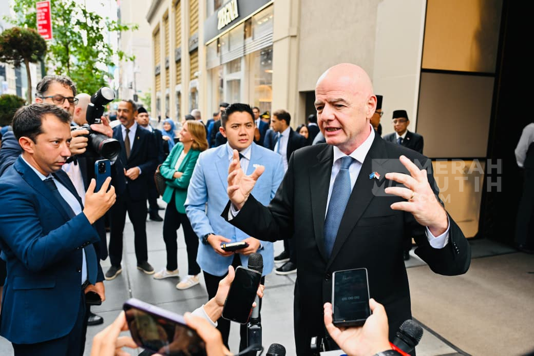 Desakan Mundur ke Presiden FIFA Gianni Infantino Kian Kuat, Kali Ini Diungkapkan Luis Figo