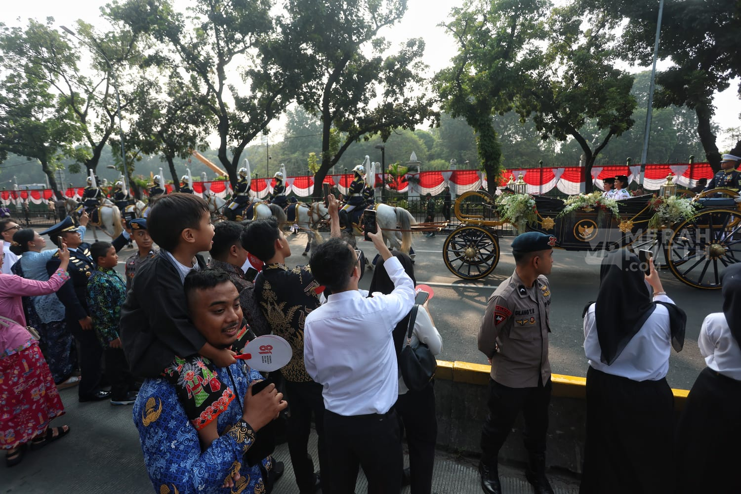 Di Tengah Meriahnya Perayaan HUT ke-81 RI di Monas, Warga Titip Pesan Doa untuk Korban Gempa NTT