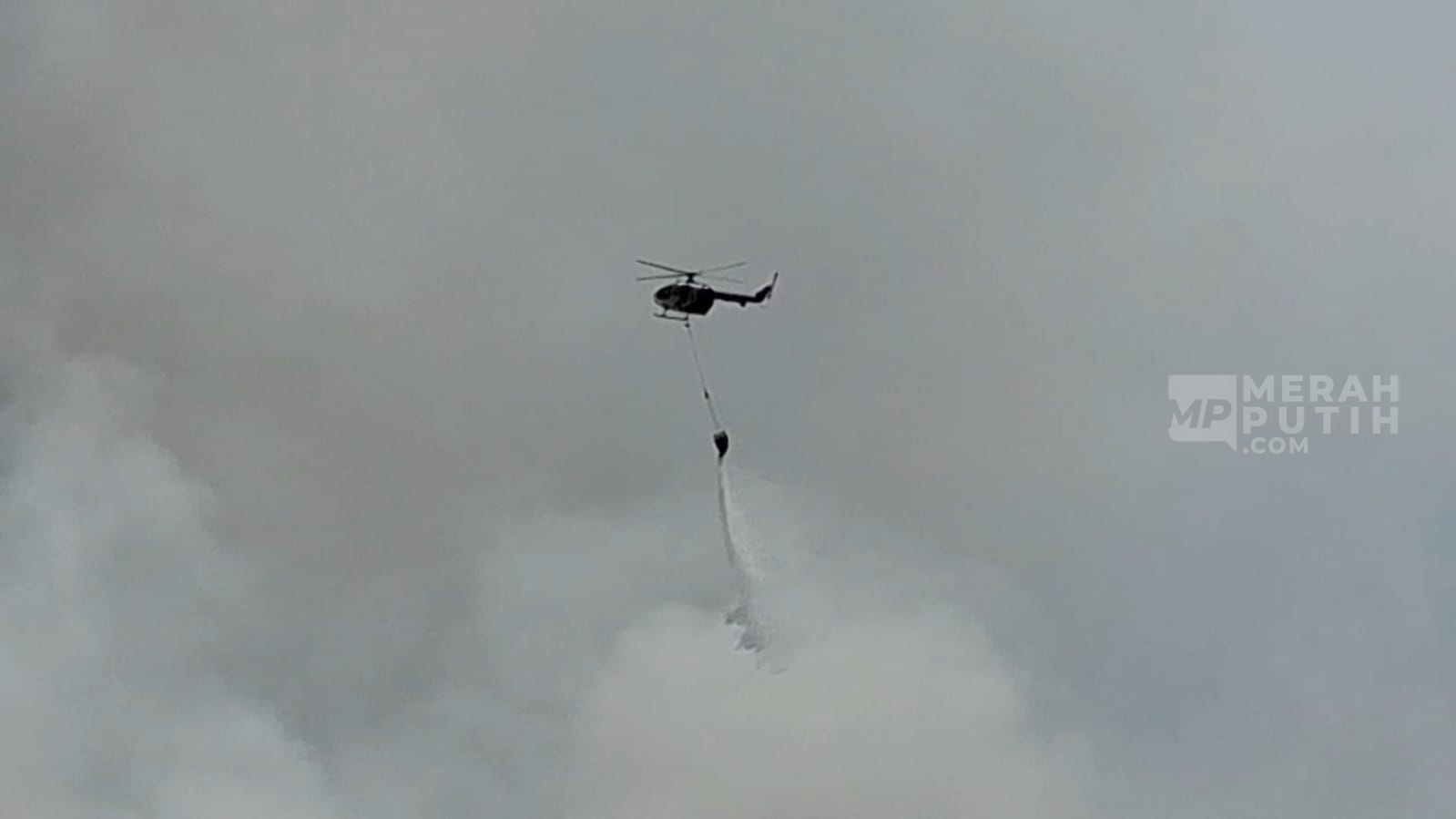 Respati Tetapkan Status Tanggap Darurat, Pemadaman TPA Putri Cempo Dibantu Water Bombing