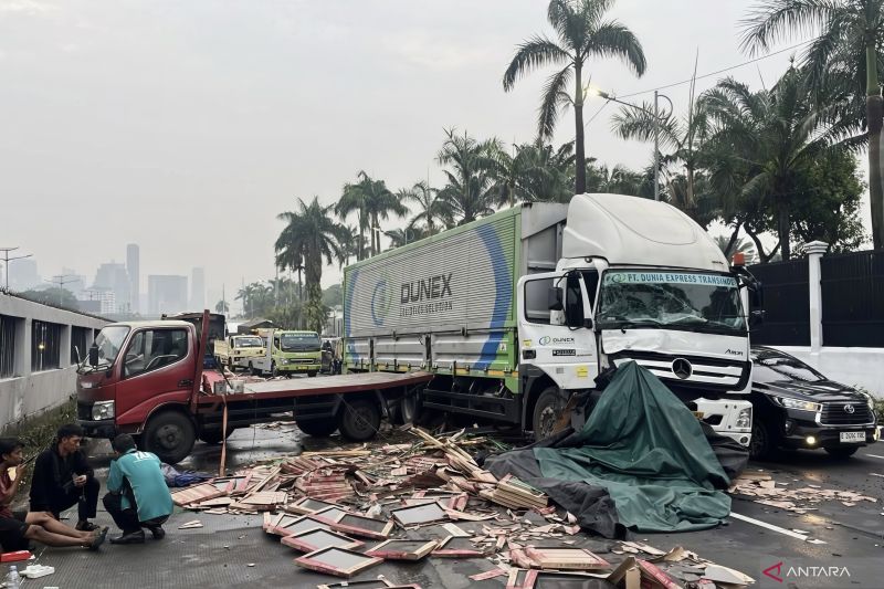 Gatot Subroto Macet Parah, Imbas Tabrakan Tronton Depan Gedung DPR