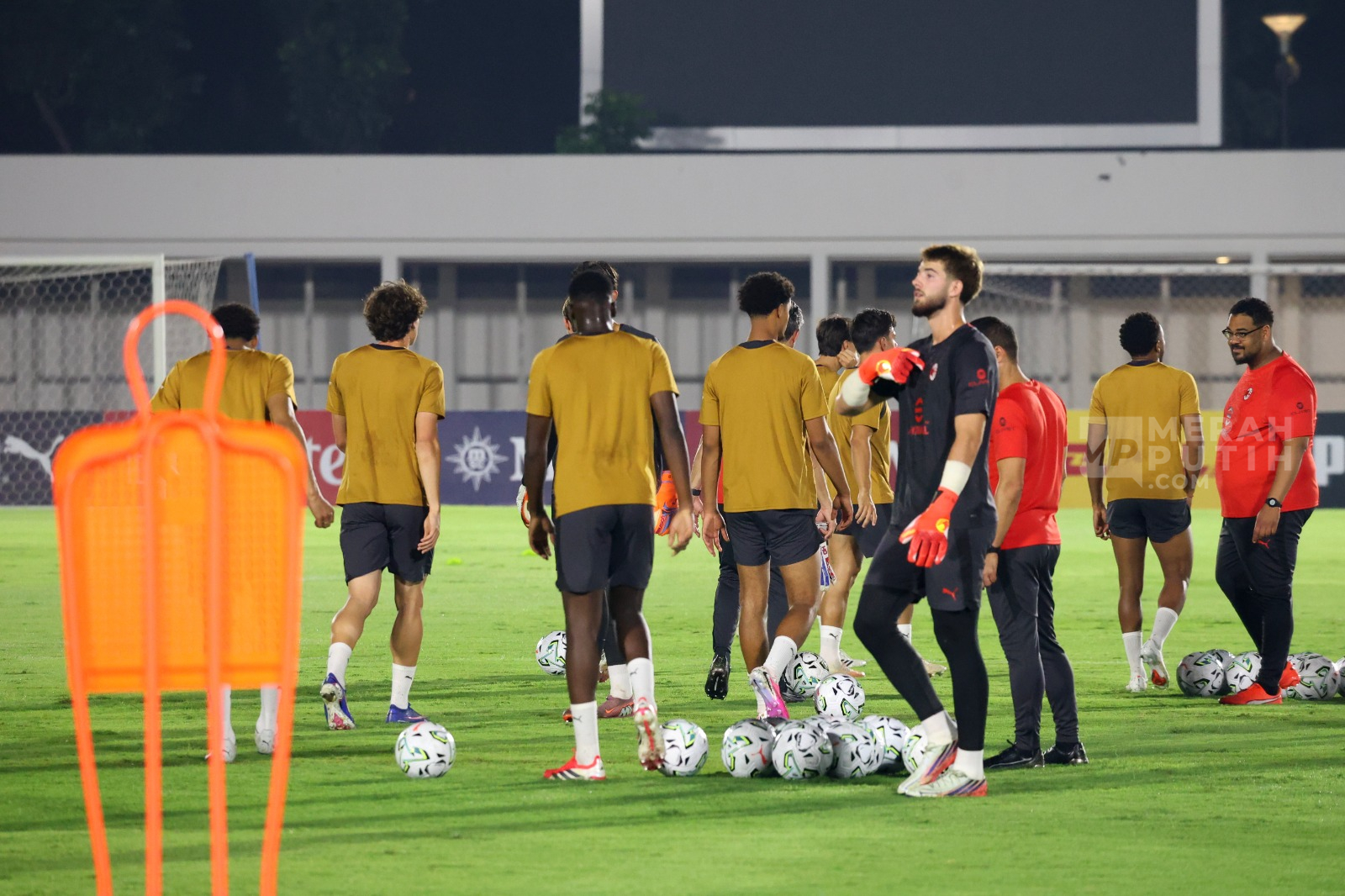 Mengintip Latihan AC Milan di Stadion Madya GBK Senayan Jakarta