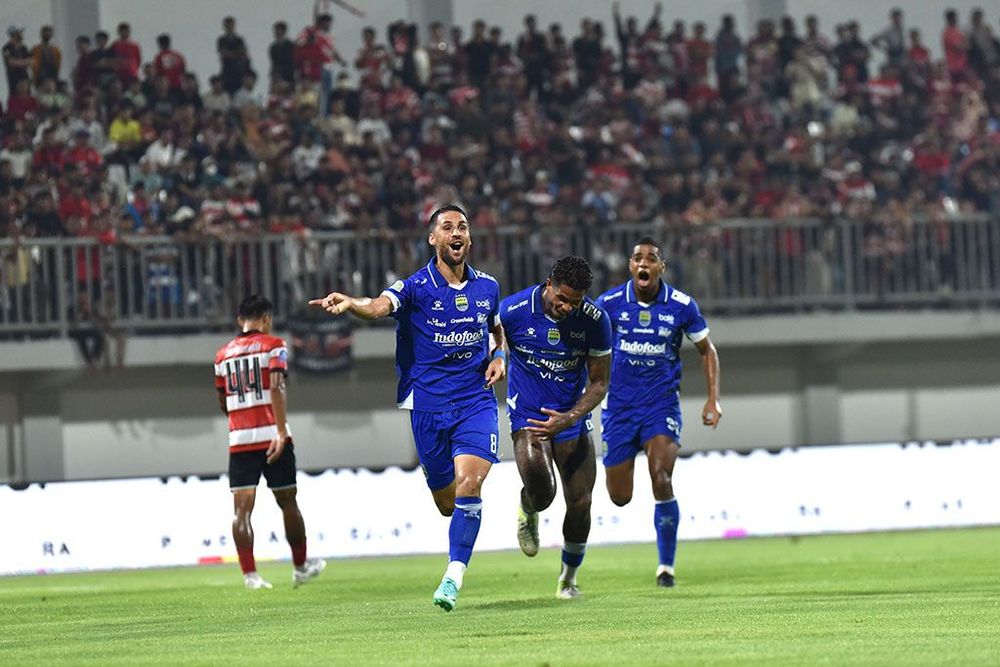 Massa Kopiah Bersarung Siap 'Teror' Persib di Kandang Madura United