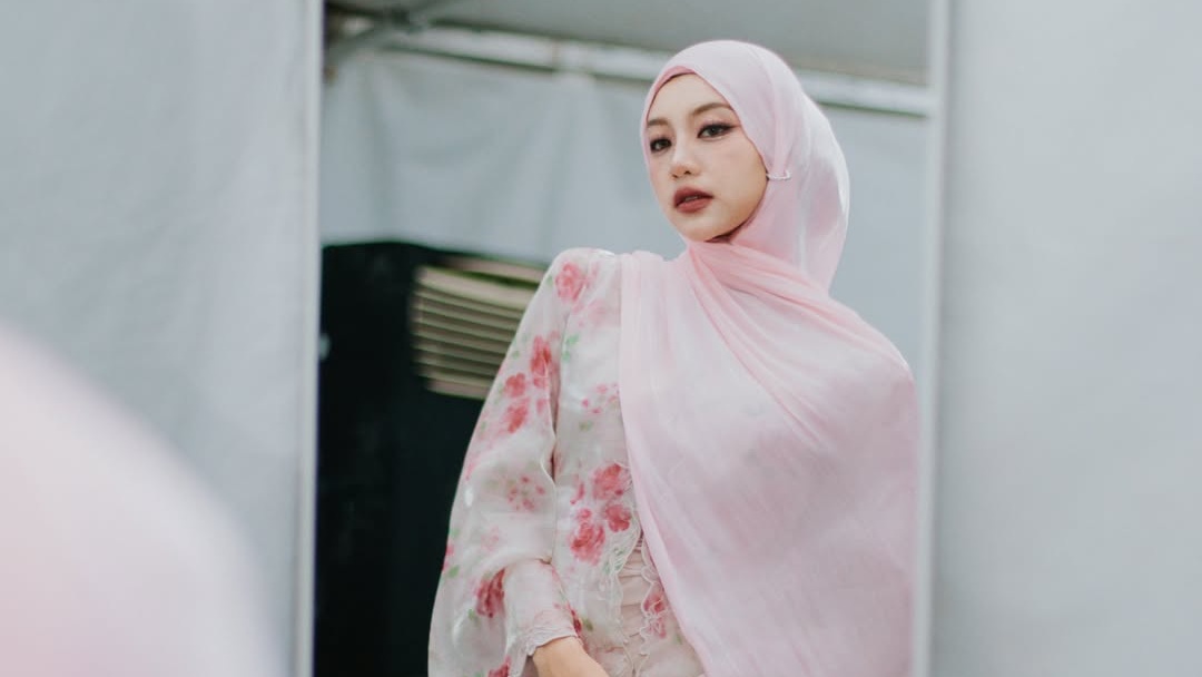 Makna Lagu PAYUNG dari Ghea Indrawari, Lirik Metafora Tentang Melindungi Cinta